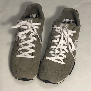 New Balance 442. Size 8. Grey.